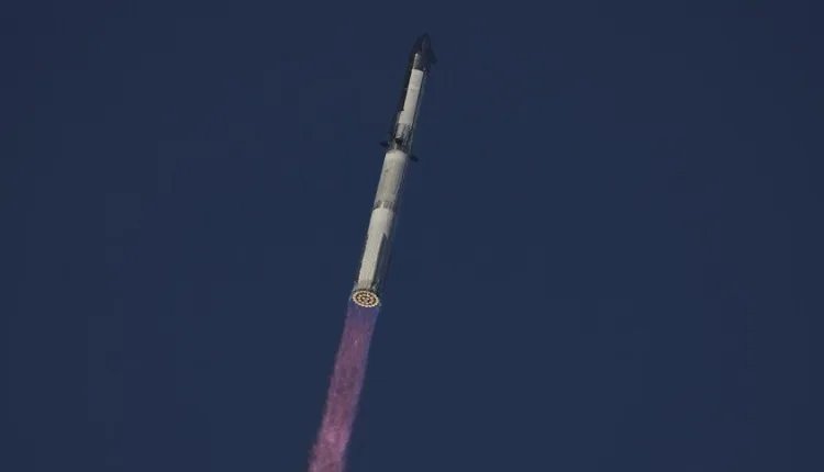 أفادت صحيفة "نيويورك تايمز" نقلا عن خبراء بأن الولايات المتحدة تخسر سباق الفضاء بسبب التأخير في مشاريع سبيس إكس القمرية، المملوكة لرجل الأعمال إيلون ماسك.