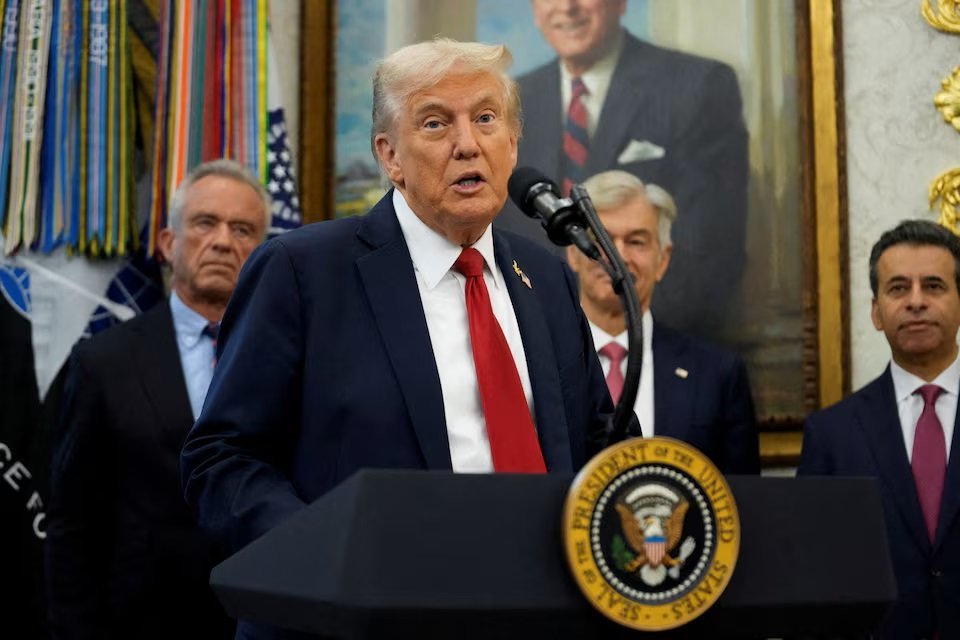 ترامب يتوعد "بالقضاء التام" على حماس إذا رفضت تسليم السلطة